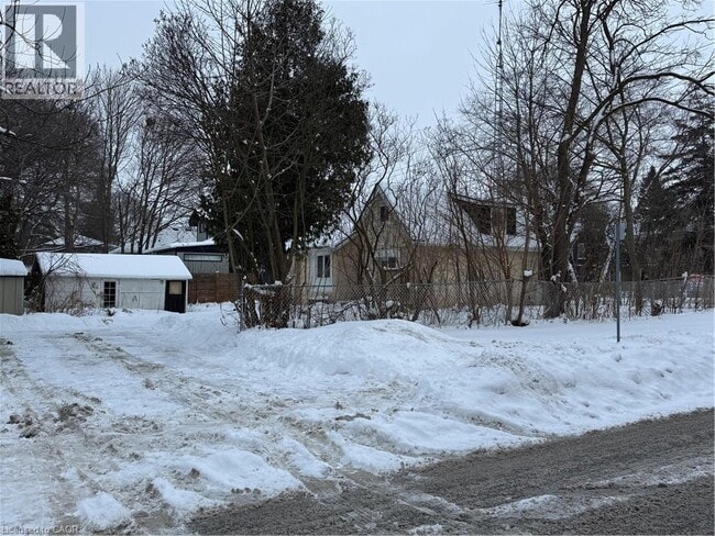 Building Photo - 272 Main St