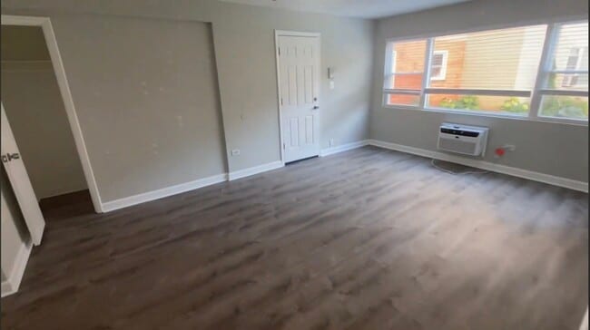 Building Photo - 1321 W Sherwin Ave