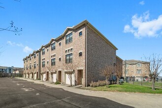 Building Photo - 2710 Hullsmith Dr