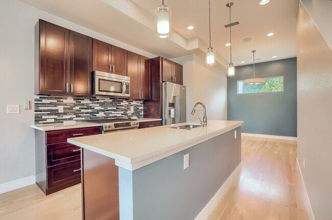 Building Photo - Two Bedroom Townhome in Denver