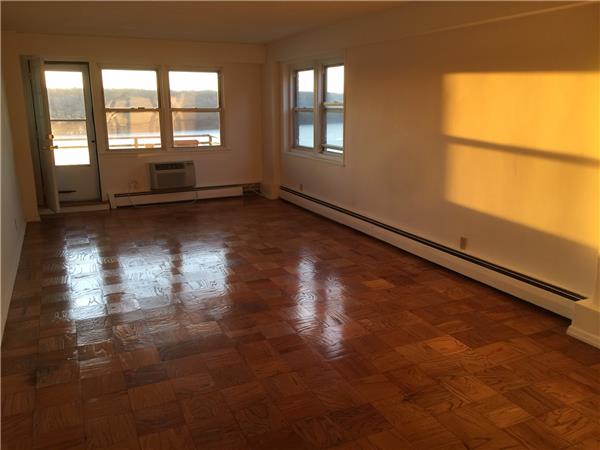 Foto del edificio - 1380 Riverside Dr