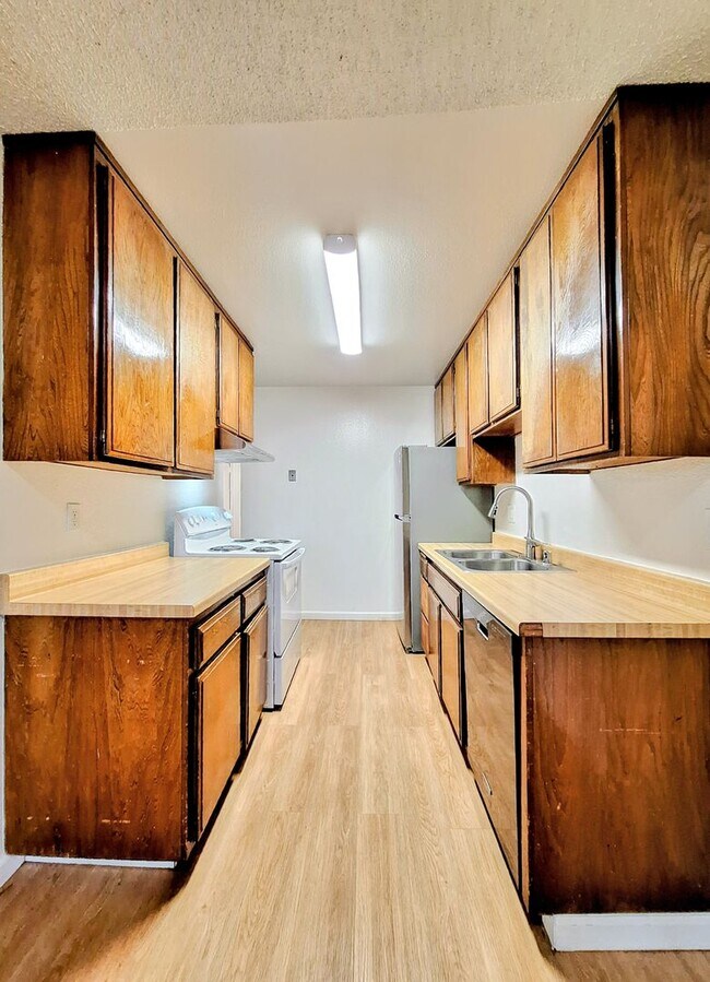 Building Photo - Beautiful 2bd Condo In Gated Community With Pool, Gym, and On-site Laundry