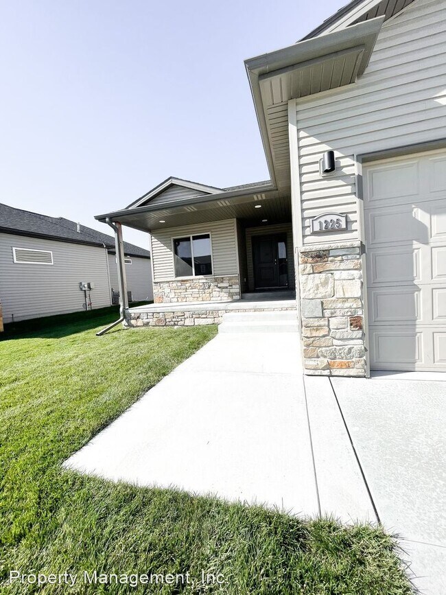 Foto del edificio - 5 br, 3 bath House - 1225 N. 100th St.