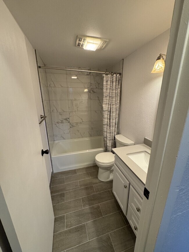 Foto del edificio - 2-Bed Duplex With Newly Remodeled Bathroom!