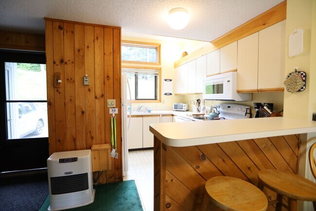 Foto del edificio - 2+ Bed 2 Bath Furnished Winter Seasonal 6mo Rental Available Nov 1! - $1750/mo