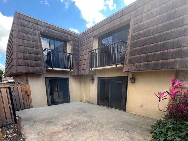 Foto del edificio - Two-Bedroom 2 story townhome- Prime location off Conroy near Millenia!!
