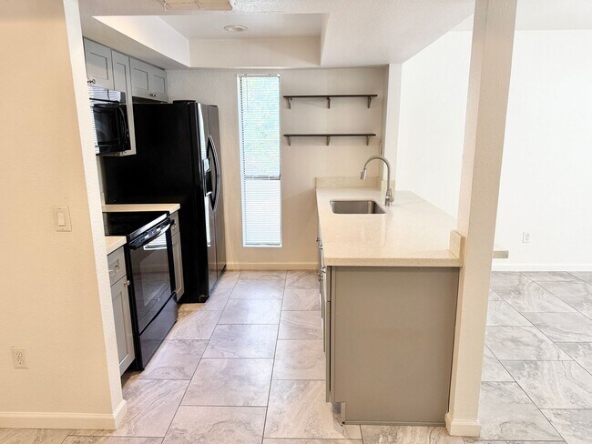 Foto del edificio - Great upgraded 1 bdrm condo on 1st floor!
