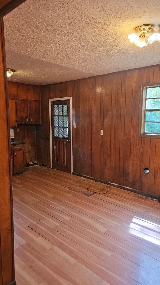 Building Photo - NOW AVAILABLE!! COME SEE ME!
