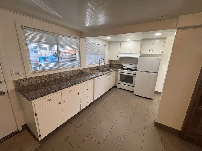 Cocina - 731 Brigham Ave