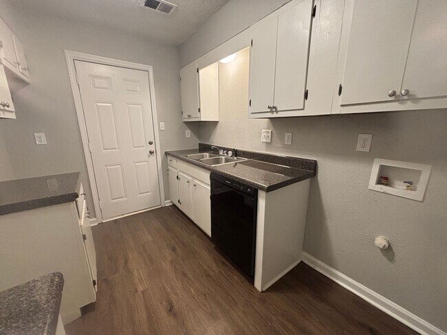 Foto del edificio - 2986 Lake Park Rd