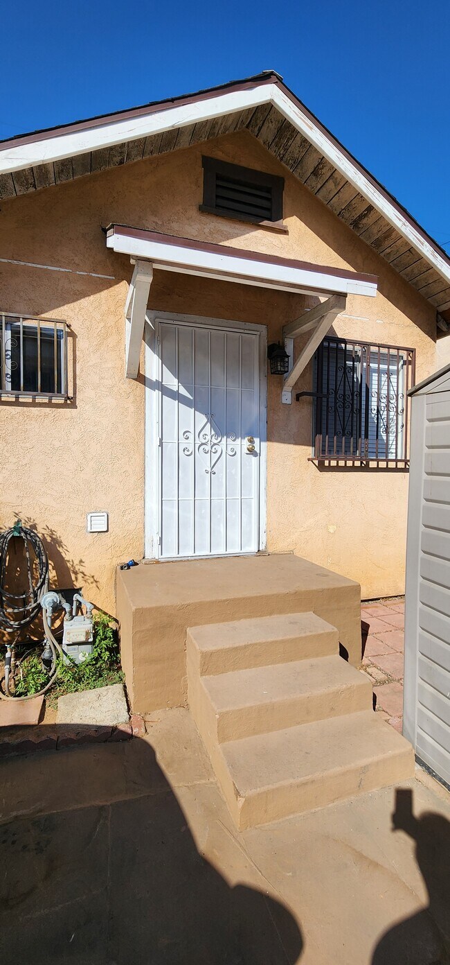 Entrada al dormitorio - 3243 E 4th St