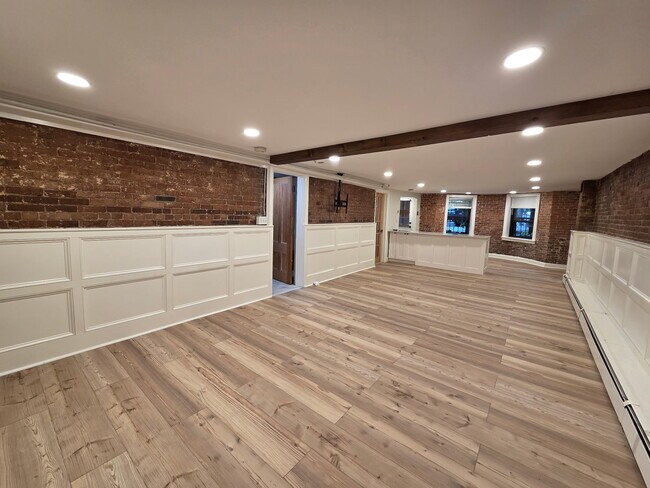 Espaciosa, luminosa y limpia, con posibilidad de crear un dormitorio independiente. - 482 Columbus Ave