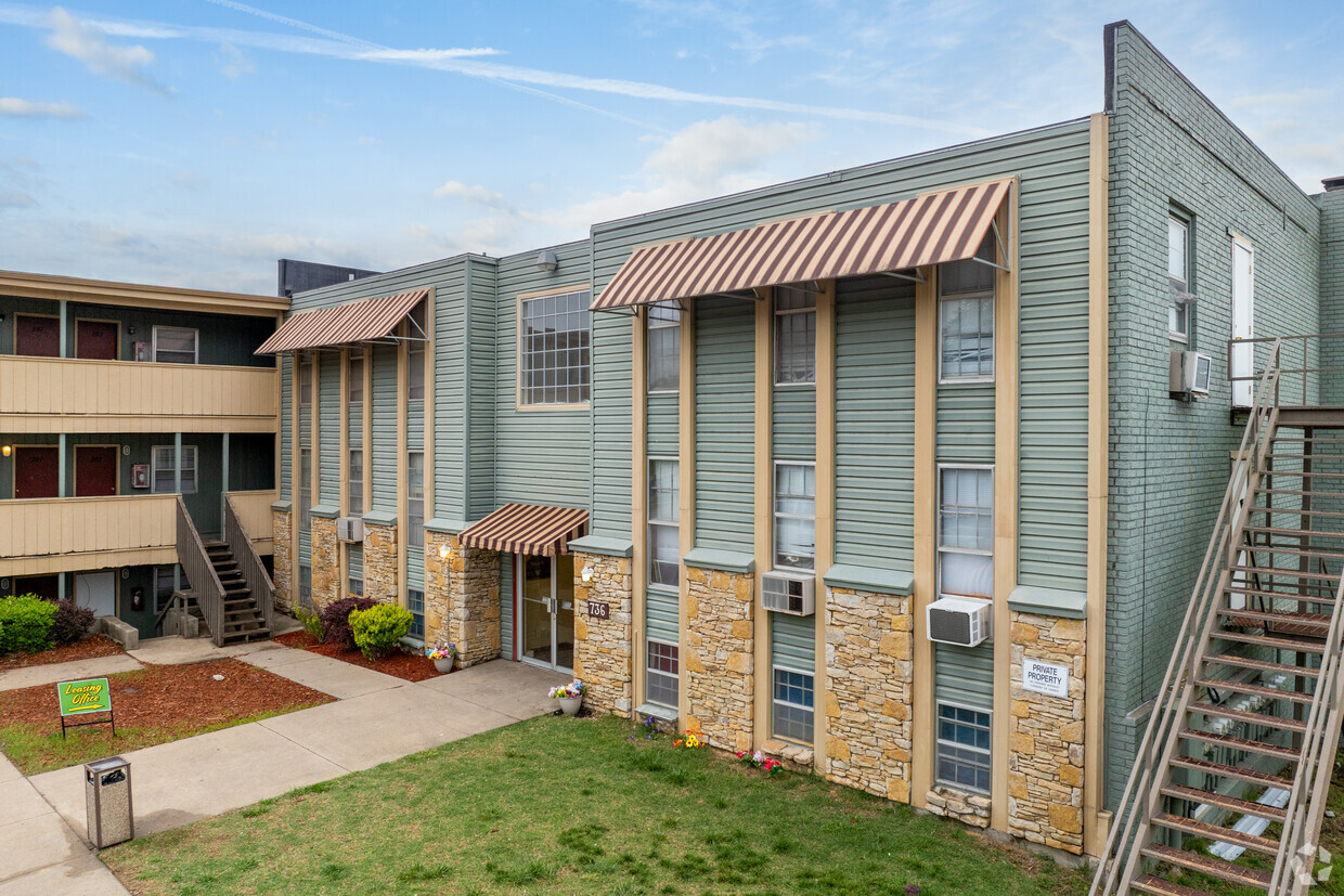 Primary Photo - Courtyard Apartments