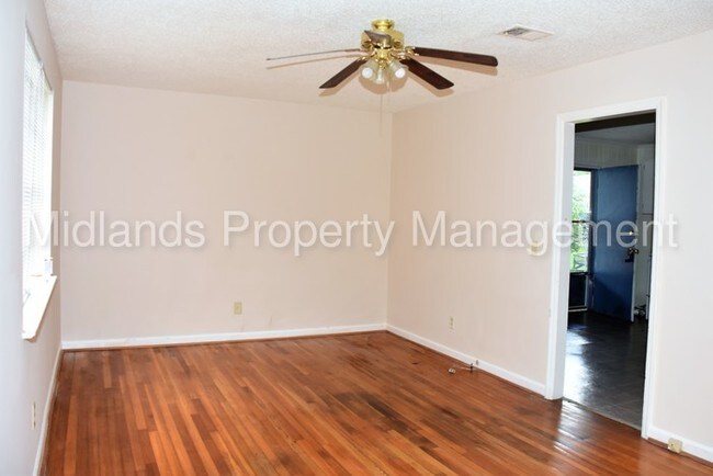 Foto del edificio - 213 Saddletrail Road