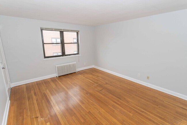Foto del edificio - 235 Quaker Ln S