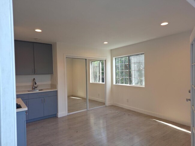 Foto del edificio - 1587 W 35th Pl