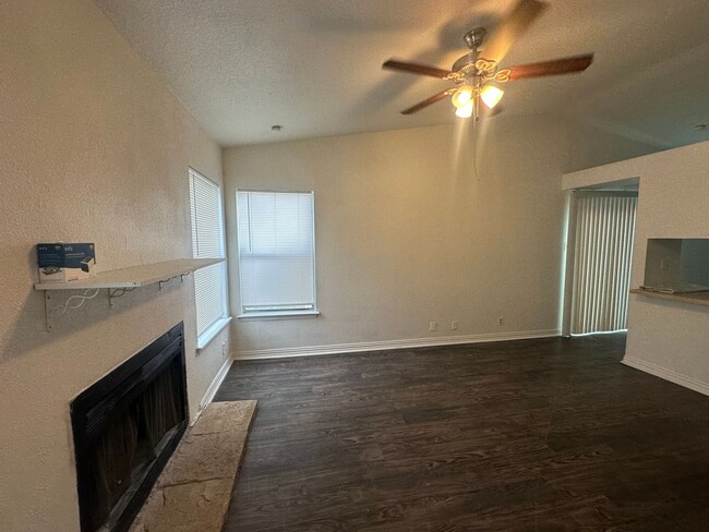 Building Photo - 4001 Colonial Sun Dr