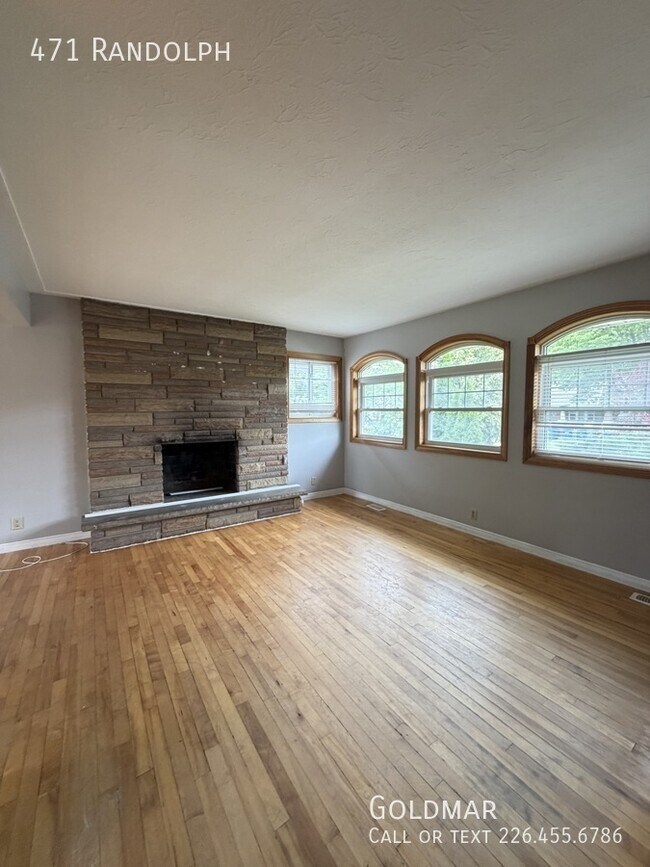 Photo du bâtiment - Large Home near the University! 6 Bedrooms & 2 Kitchens!