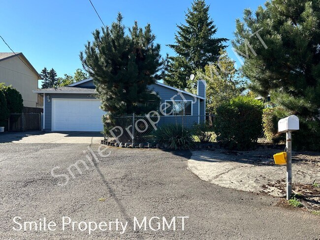 Foto del edificio - A charming three-bedroom & two-bathroom house.