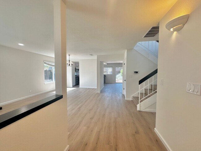 Building Photo - Spacious 4 Bedroom/2.5 Bath Home Located i...