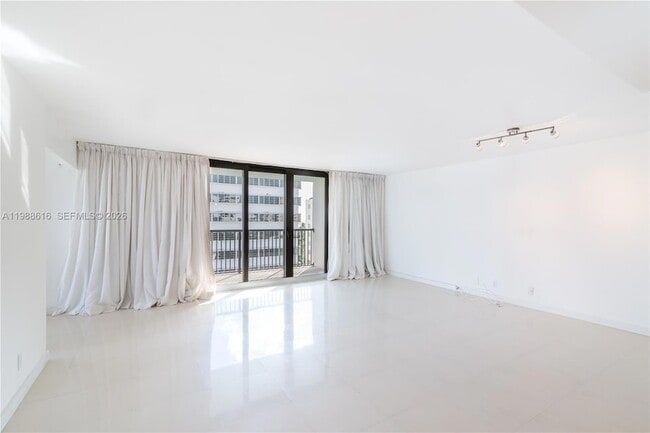 Building Photo - 1800 Collins Ave