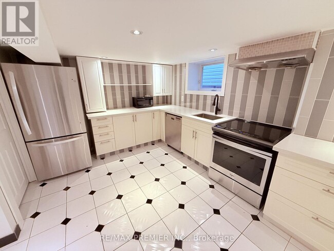 Building Photo - 35 Florence Crescent