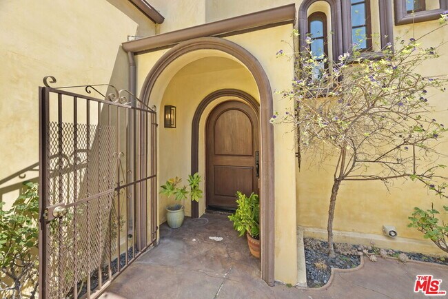 Foto del edificio - 664 S Highland Ave