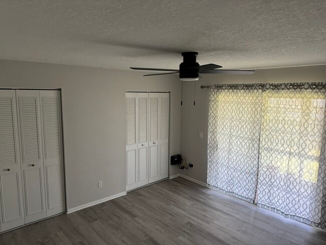 Building Photo - 12 Lake Vista Trl
