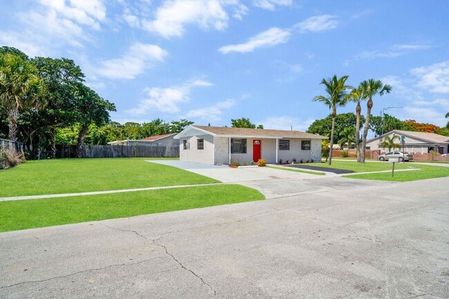 Building Photo - 3 br, 1 bath House - 700 W 36 St