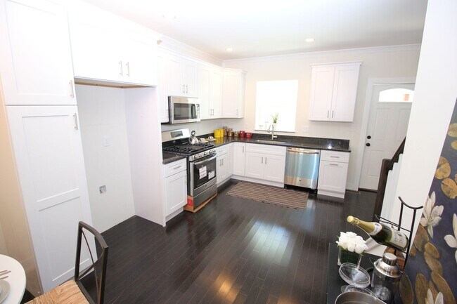 Foto del edificio - Lafayette Hill - 4 Bedroom 2.5 Bath Twin - HW - Granite - Great Location