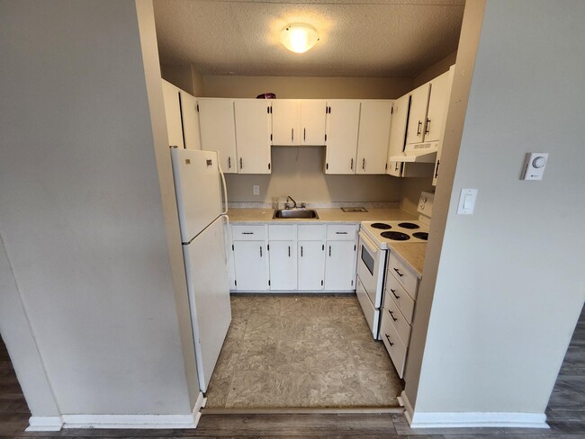 Building Photo - 411 Ellerdale St