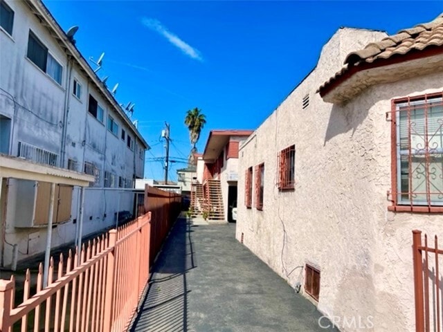 Building Photo - 11147 Raymond Ave