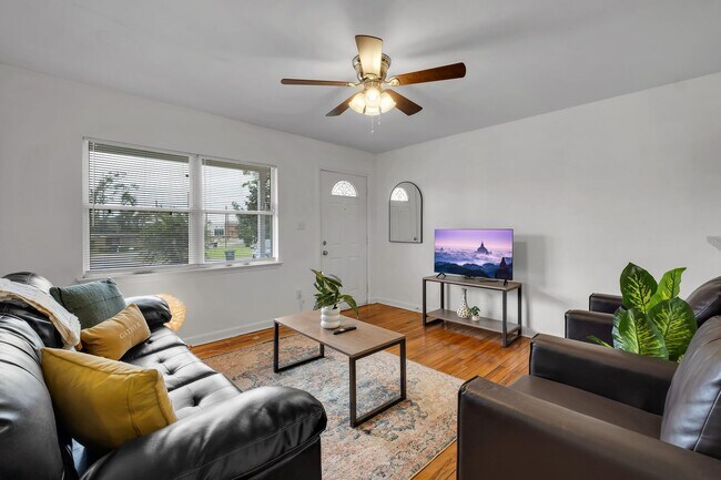 Foto del edificio - Beautiful 4 Bedroom House Available this F...