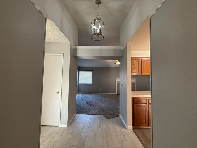 Foto del edificio - 2 bedroom, 2-bathroom home plus den/office in Fresno, CA!