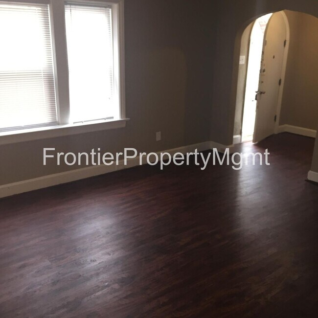 Foto del edificio - Recently Renovated 2 Bedroom Brick Bungalow!