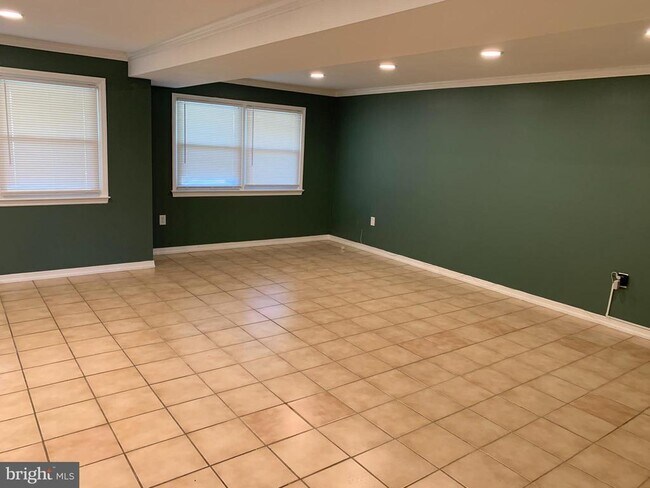 Building Photo - 945 Alexandria Dr