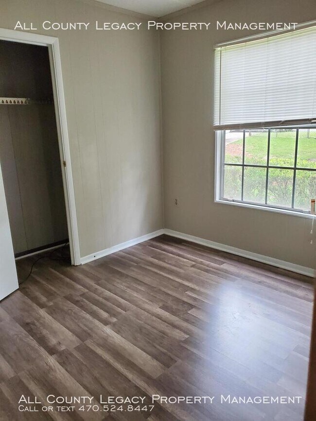Building Photo - 4 Bedroom with a nice yard for entertaining!!