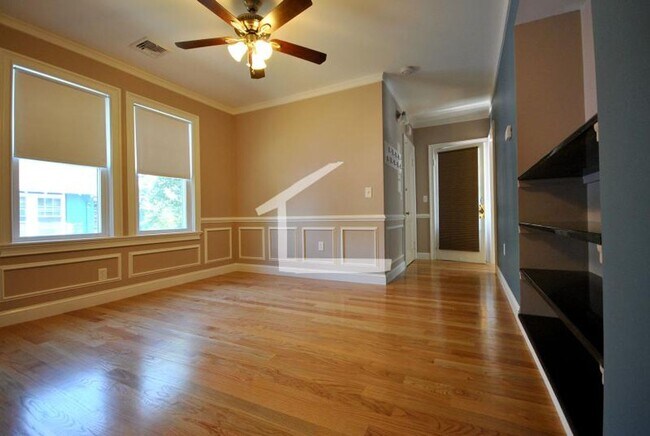 Building Photo - Charming 3 Bedroom-No broker fee