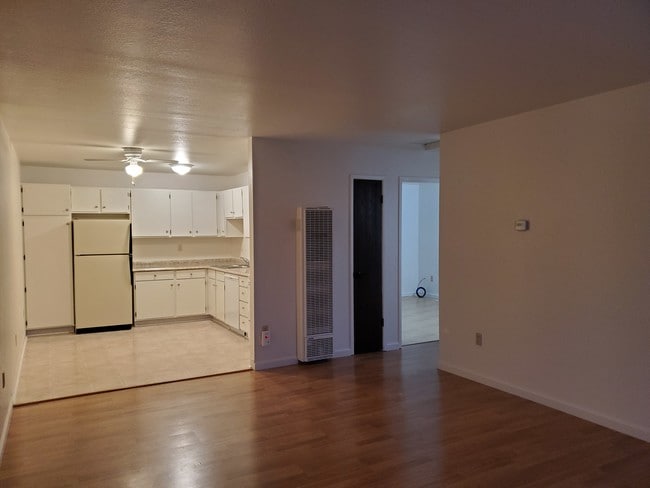 Entry towards kitchen - 13 Monte Vista Dr