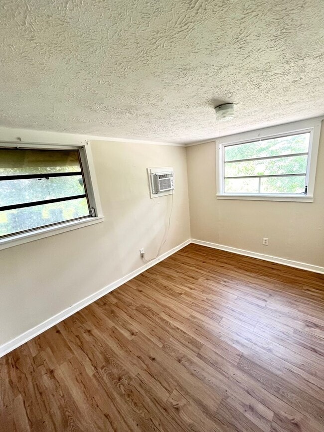 Building Photo - CUTE Zephyrhills 2BR/1BA w/Gorgeous Wood Finish Floors Throughout