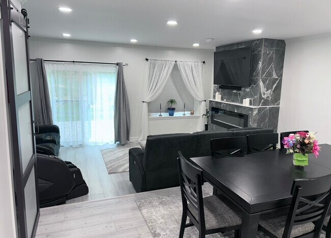 Comedor y sala de estar - 4708 Cara Ct