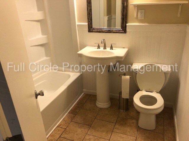 Building Photo - Plain City duplex with yard!