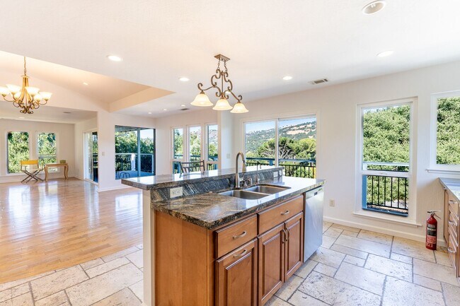 Building Photo - Beautiful 4 Bedroom Unique Holiday Lake Es...