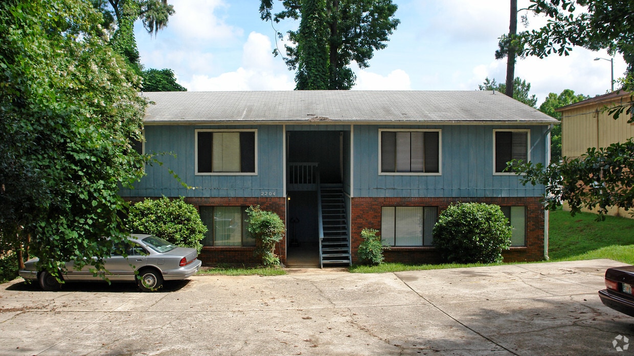 Primary Photo - 2204 Claremont Ln