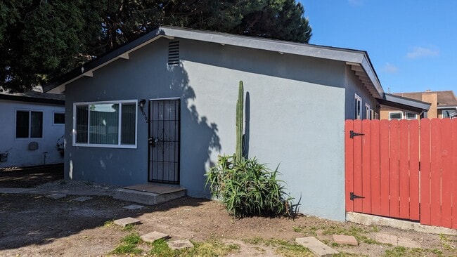 Building Photo - Stunning 2 Bedroom 1 Bath Home in a Private Oasis!