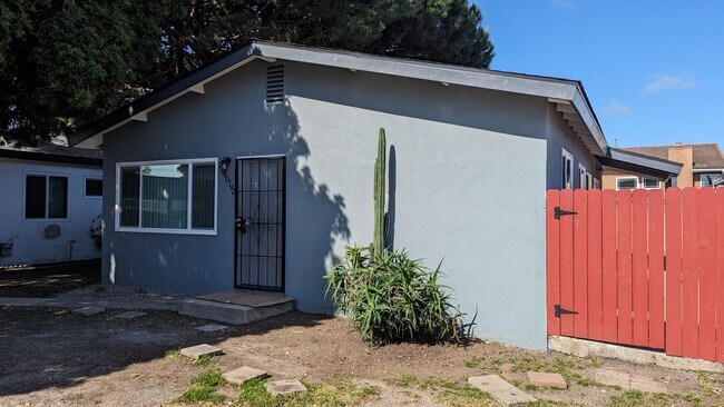 Foto del edificio - Stunning 2 Bedroom 1 Bath Home in a Private Oasis!