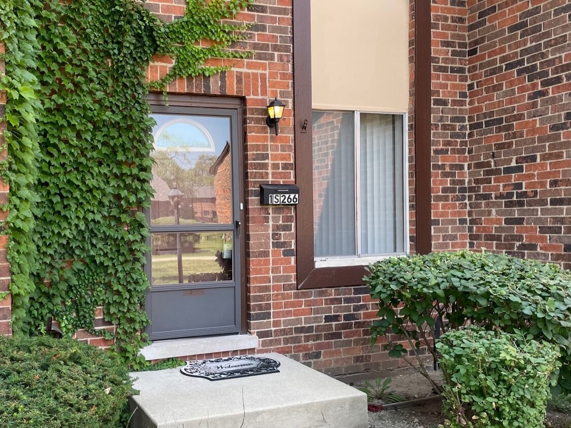 1S266 Dillon Ln, Villa Park, IL 60181 Townhome Rentals in Villa Park