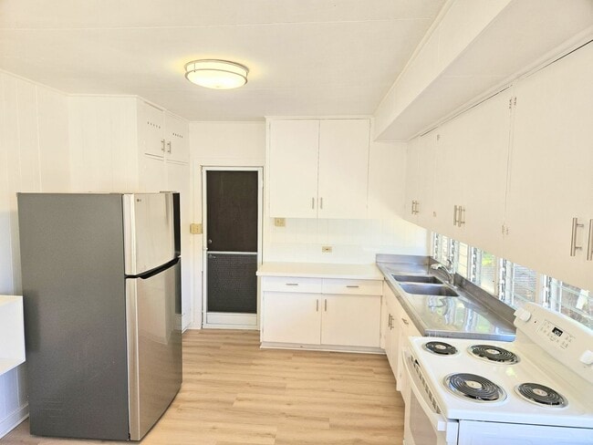 Building Photo - Palolo 3 Bedroom 1 Bathroom 2 Car Carport ...