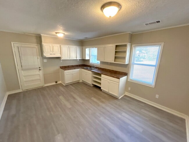 Building Photo - 1231 Pera Ave