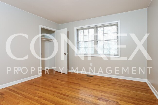 Building Photo - Lovely Recently Renovated Three Bedroom
